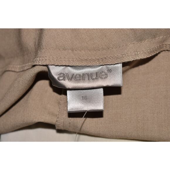 AVENUE NEW $50 Beige Pull-On Capri Pants Button‎ Hem Stretch Waistband Size 16 - Picture 3 of 3